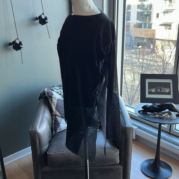 New Black Fuzzi Asymmetrical Hem Top Size Medium - Picture 6 of 8